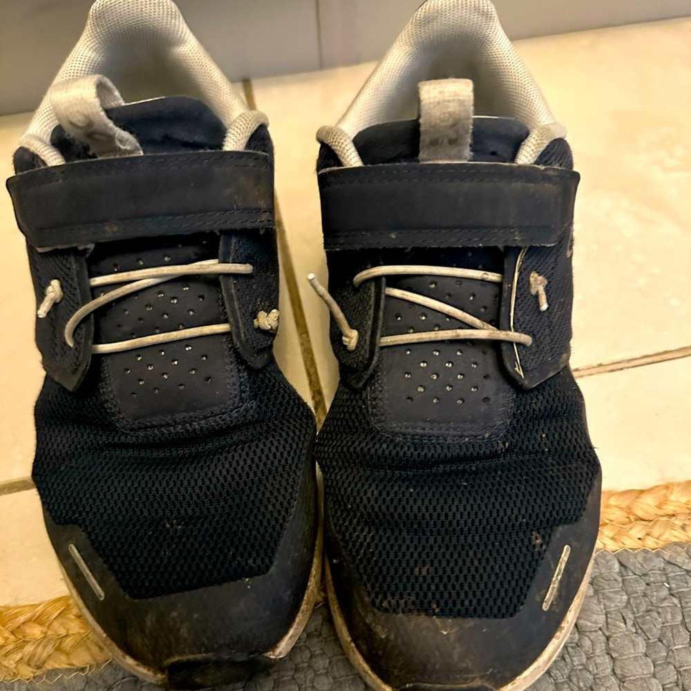 Kids On Cloud sneakers size 2.5 blue